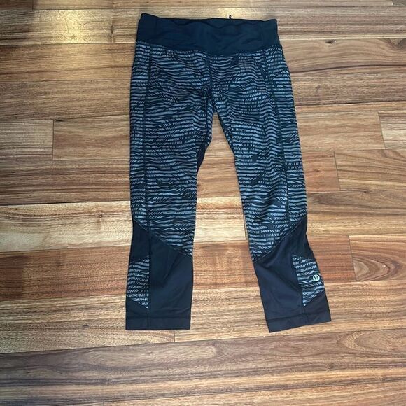 Lululemon Pace Rival Crop Full-On Luxtreme 23” Leggings Pant Floral Print Size 6 - Picture 1 of 9